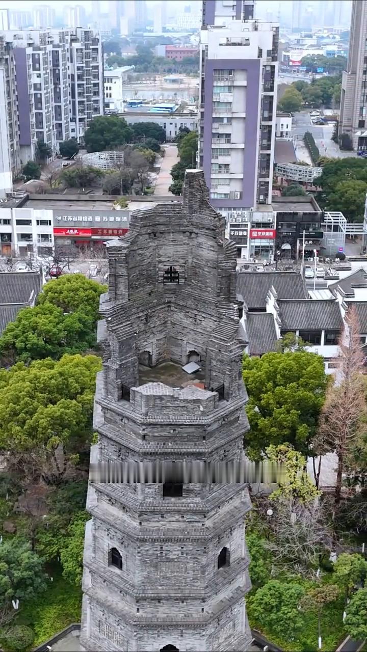 千年古塔，军阀混战被炮轰毁掉一半。
你敢相信吗？这座残存千年的兴国寺古塔竟然藏着