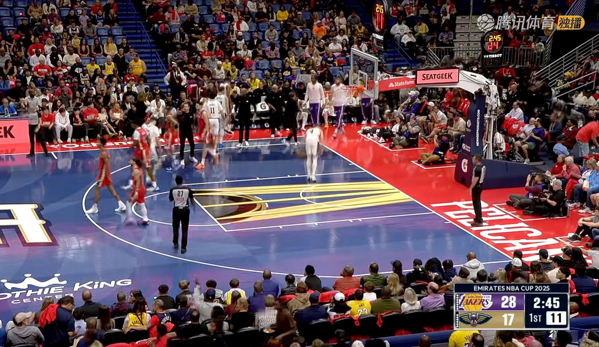 官方暂停，湖人领先11分。 