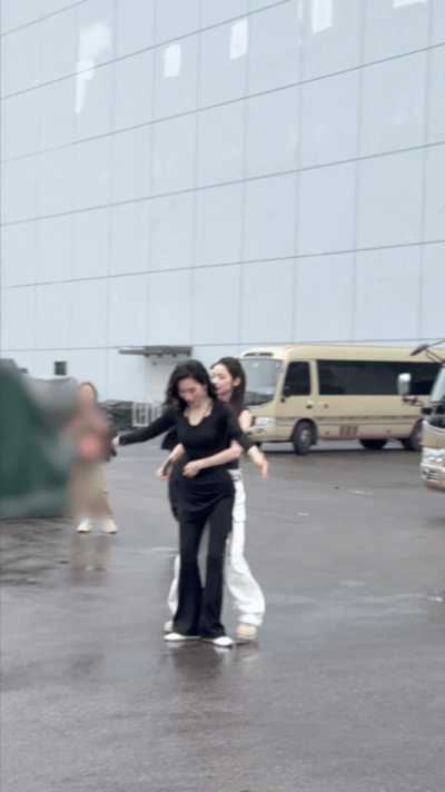 代斯私教课成公开课了代斯何宣林阿斯匹林双人拆箱不得不说代斯运气真的很不错，前脚v