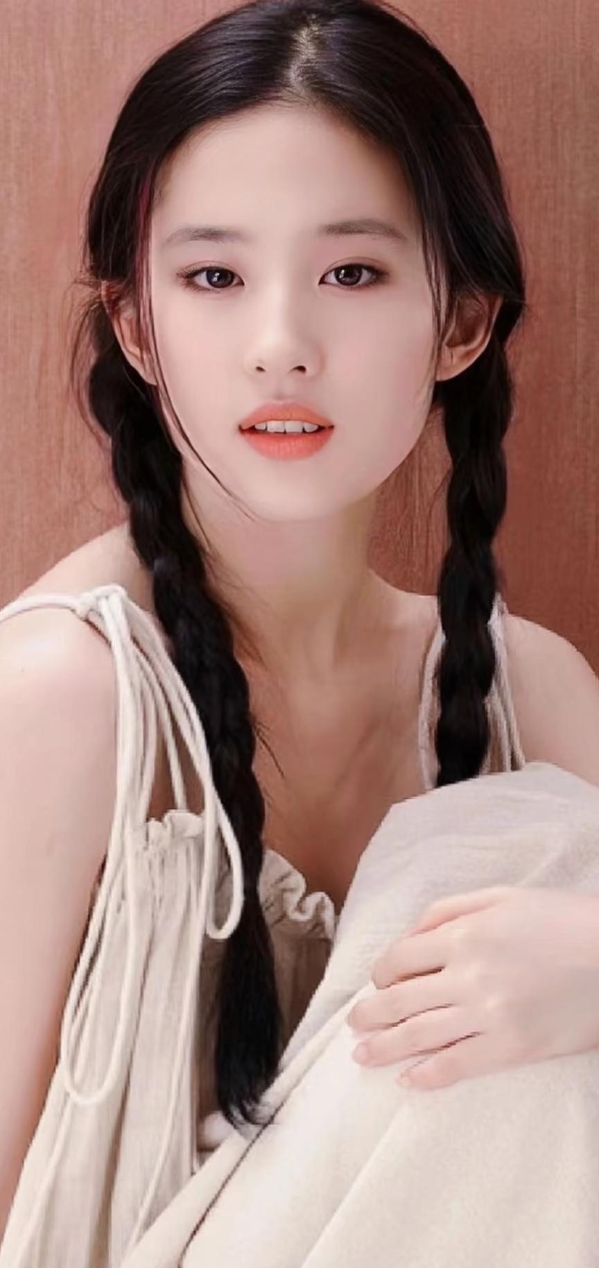 我到现在手机里还存着她16岁演赵灵儿的截图，扎着简单的双丫髻蹲在溪边捧水，眼尾还