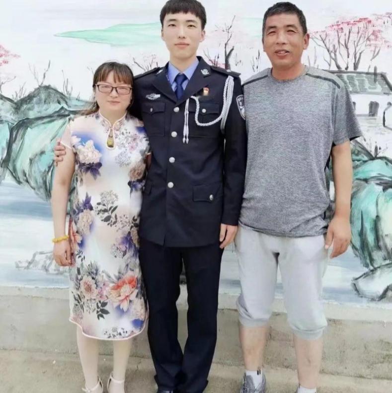 泪目！江苏一女子，儿子因公牺牲，她伤心欲绝，每天以泪洗面，2022 年一天，她在