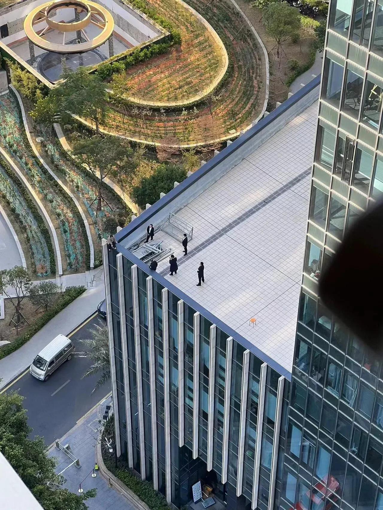 厦门观音山某写字楼人命关天事件！！！下午发生在公司楼下的一件tiaolou事件 