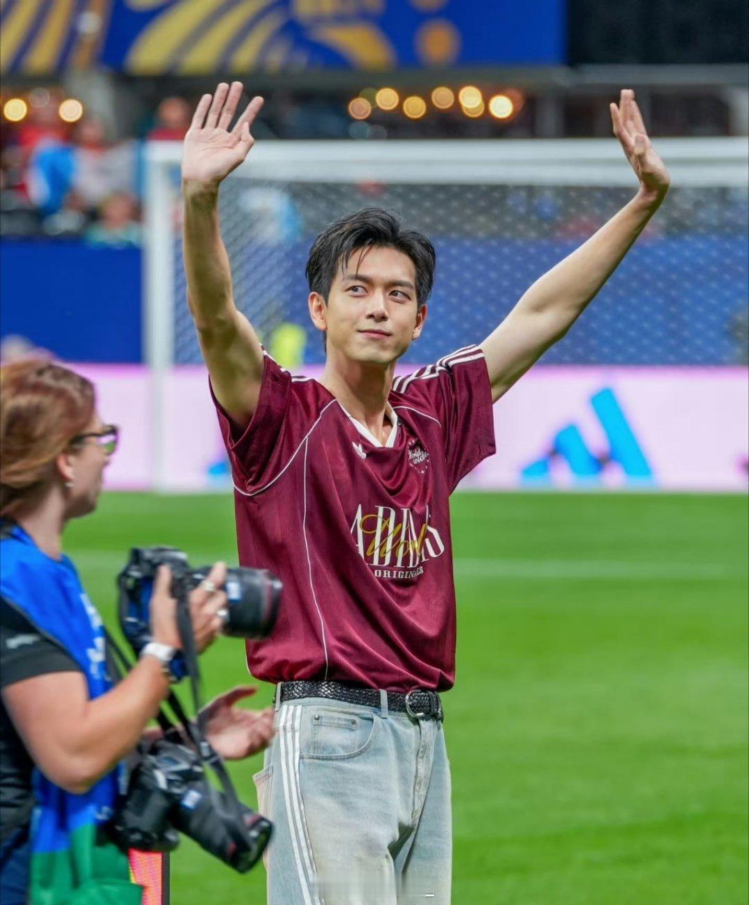 李现开球李现世界杯开球现场 李现亮相2026世界杯为西班牙对阵沙特阿拉伯的小组赛