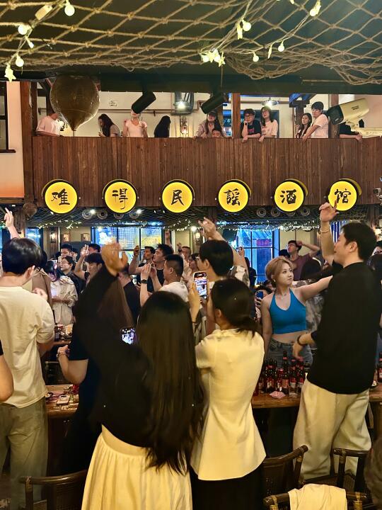 谁说郑州没有夜生活？？难得民谣人好多啊！！！