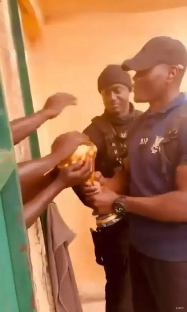 非洲杯夺冠的塞内加尔，近期将奖杯带到了一所监狱，足协人员在狱警的陪同下，让服刑人