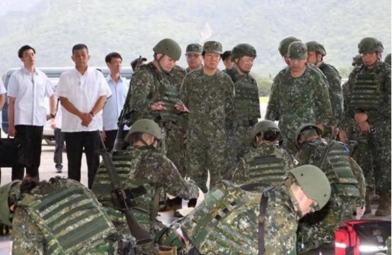 赖清德砸1.3万亿新台币买武器，台军囤120天弹药想打持久战？解放军海空封锁一拉