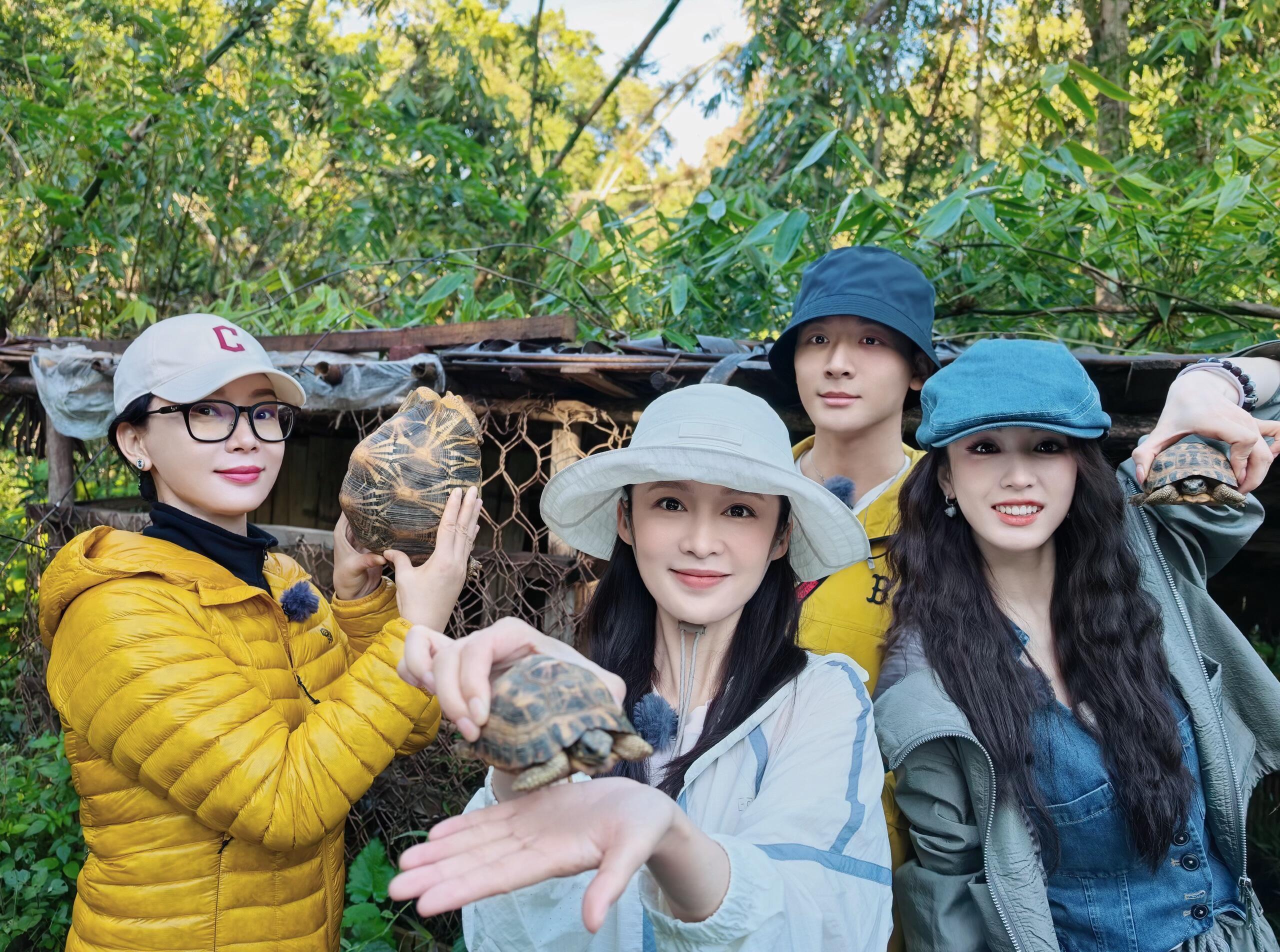 李沁更新花少7合照，感觉这一季又要封神了[抱一抱][抱一抱][抱一抱] ​​​
