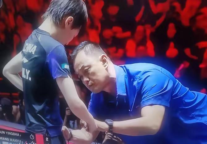 这可真是太尴尬了！昨晚的WTT新加坡大满贯女单决赛，国乒队员孙颖莎和王曼昱为观众