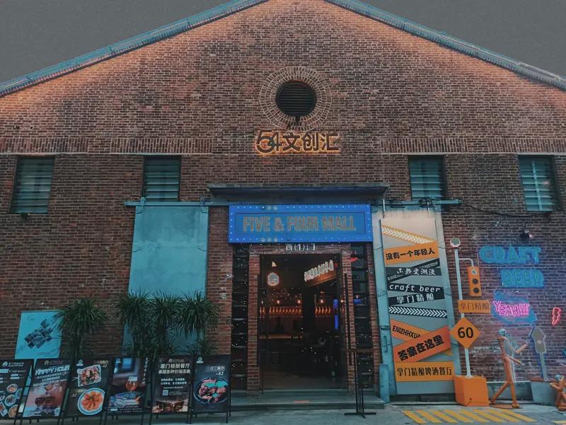 文化当然能融合，就像中餐和西餐的结合，有了中西合璧的创意料理。日本的动漫文化融合