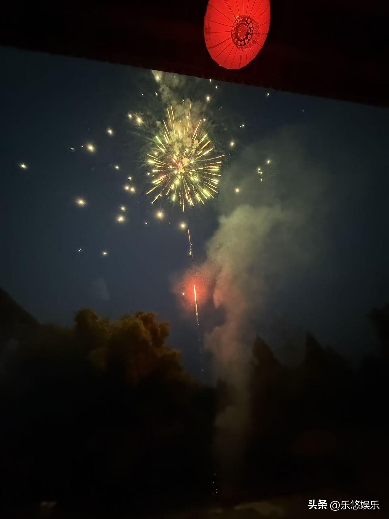 晒晒你手机里拍到的烟花今天在大街上卖的烟花，三十元的烟花快乐，祝福家人们新年快乐