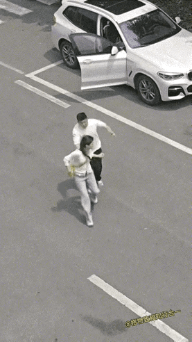 你看这女人确实有点作，老公都下车追你了，给个台阶就下吧，可她偏偏不行，在大马路中