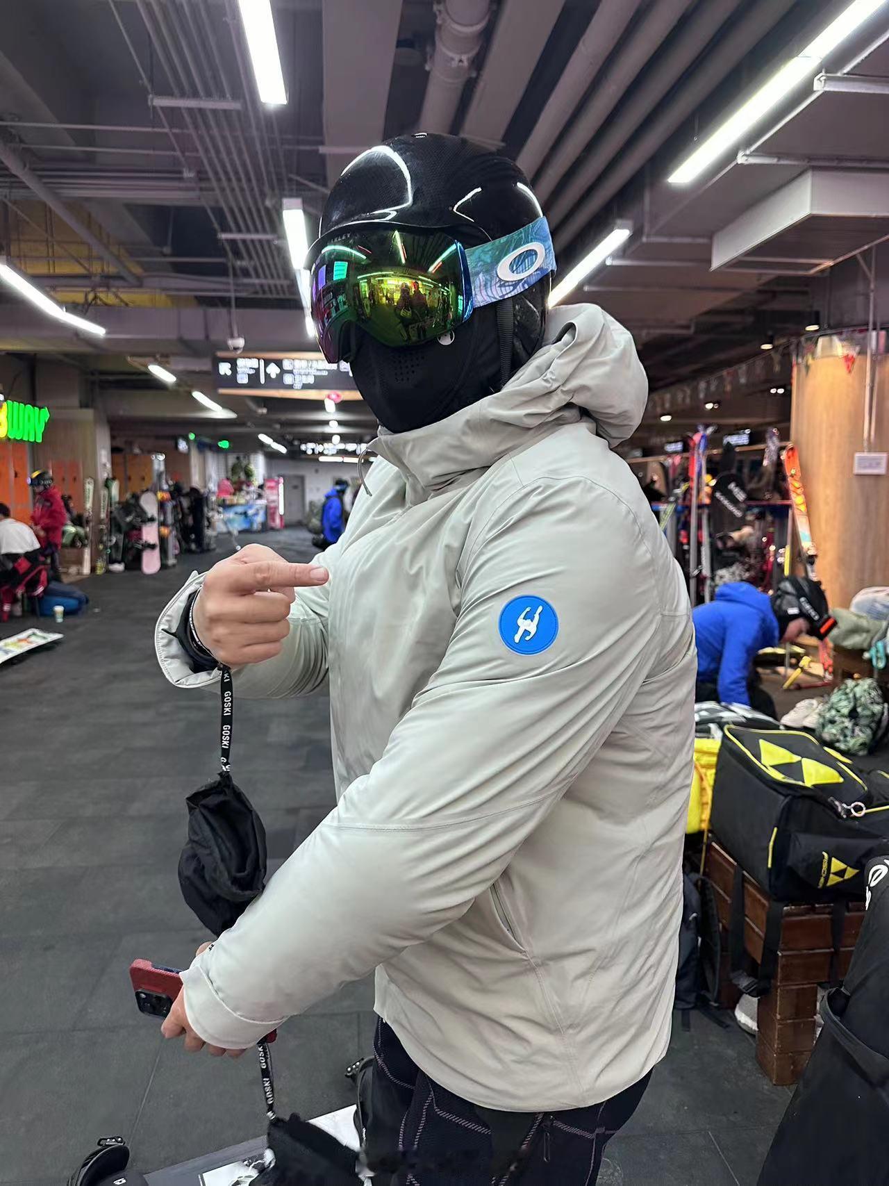 hello 兄弟们大家好，我们今天来测试一下天空人羽绒服的滑雪表现（忘记带雪服了