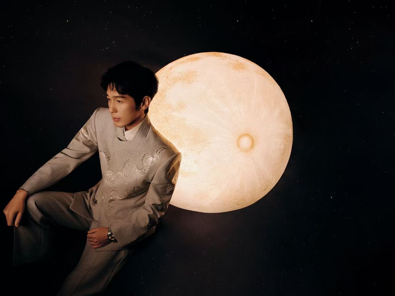 白宇这套细节太绝了白宇中秋服装的小巧思白宇藏在礼服里的浪漫，需要细细品读。白宇中