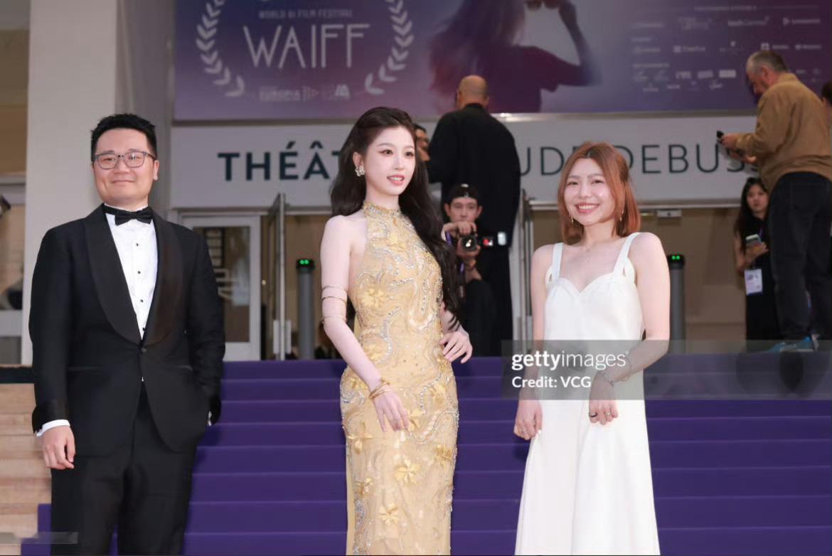 虞书欣戛纳生图 原来是和新歌创作组一起走紫毯，身边是苍兰诀和永夜星河的制作人张宇