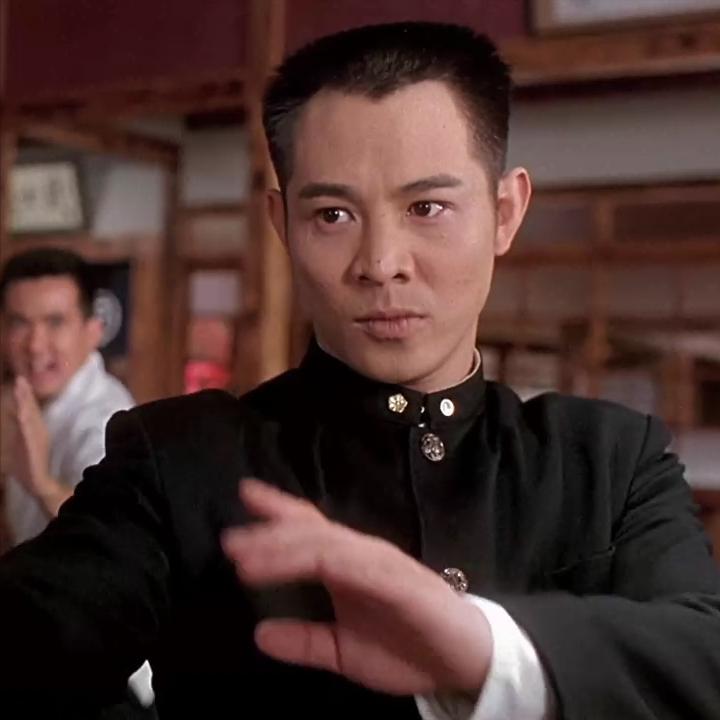 武打演员，李连杰，接受鲁豫采访，说，少林寺之后，有人拿了三百万给我，要我拍两部电