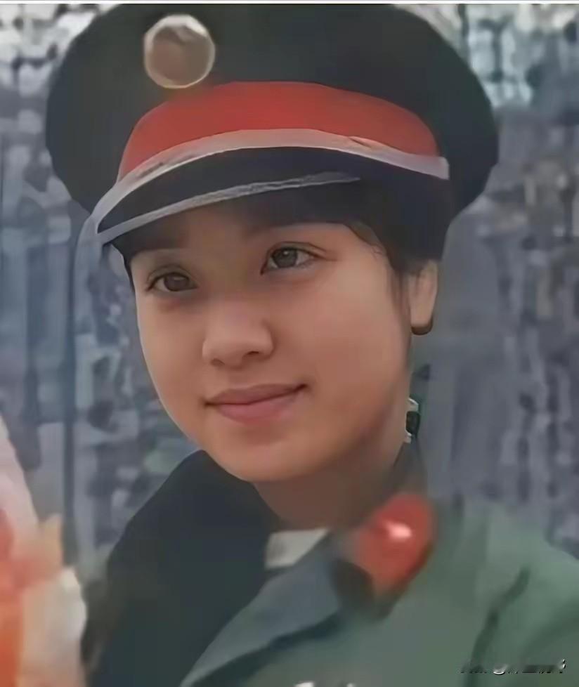 张茹1965年，江苏扬州江都郭村人。外公老红军，父母从事航空科研。1983年在西