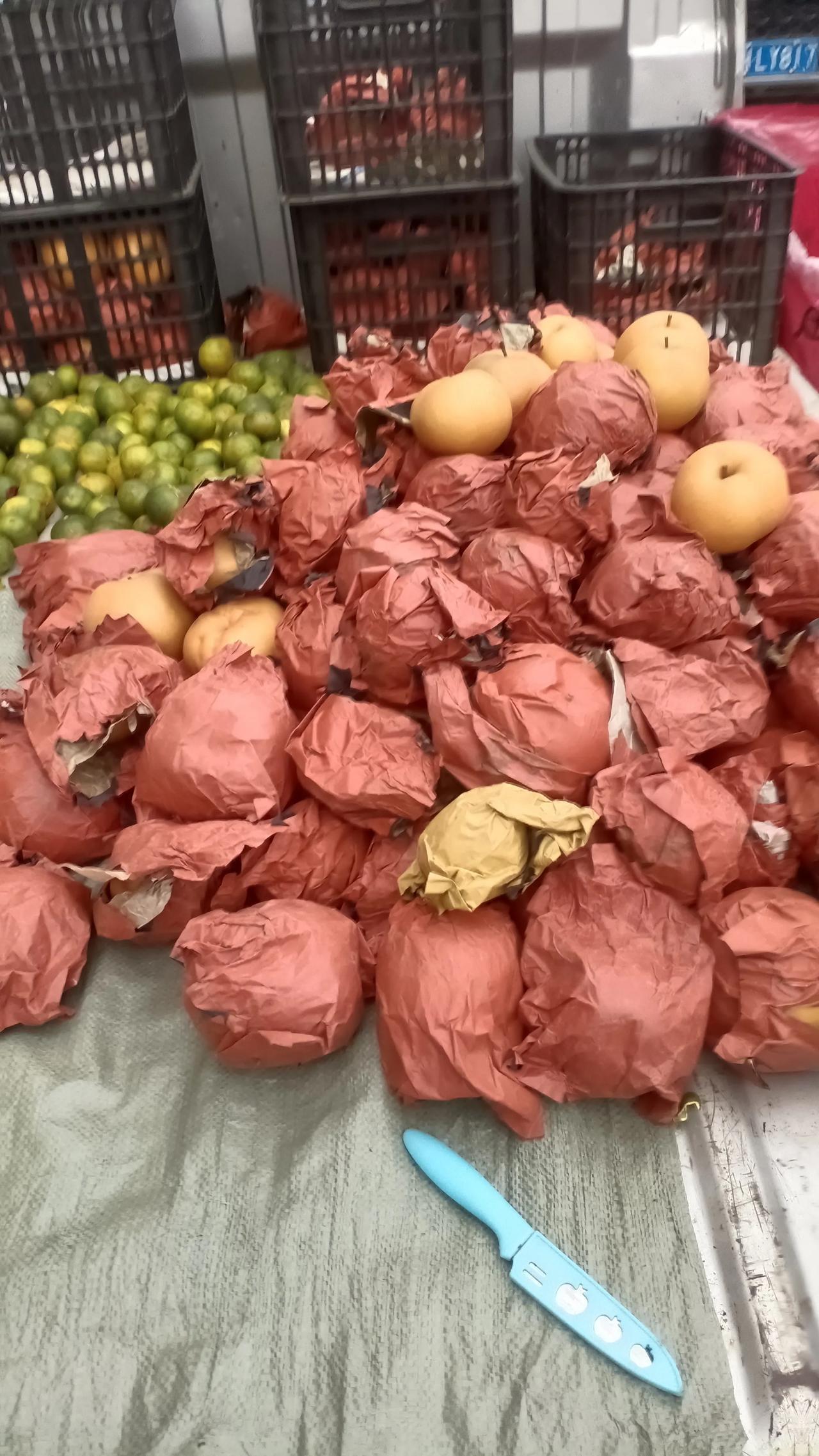 一车水果摆摊卖第六天了，还这么多[捂脸][捂脸]，本钱还没卖回来