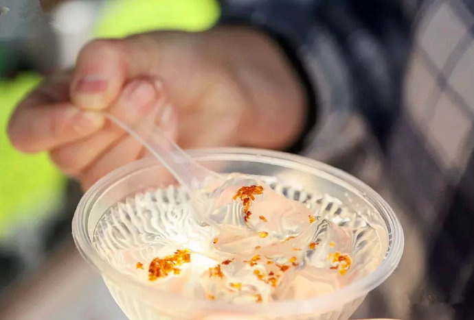 宁波老底子的清凉密码木莲冻木莲冻是宁波夏日消暑佳品，制作木莲冻的主要成分就是木莲