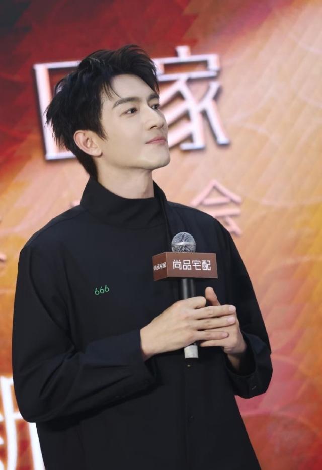 林更新出席尚品宅配活动
林更新出场以及上台后，现场播放的是《女孩》，还好赵丽颖是
