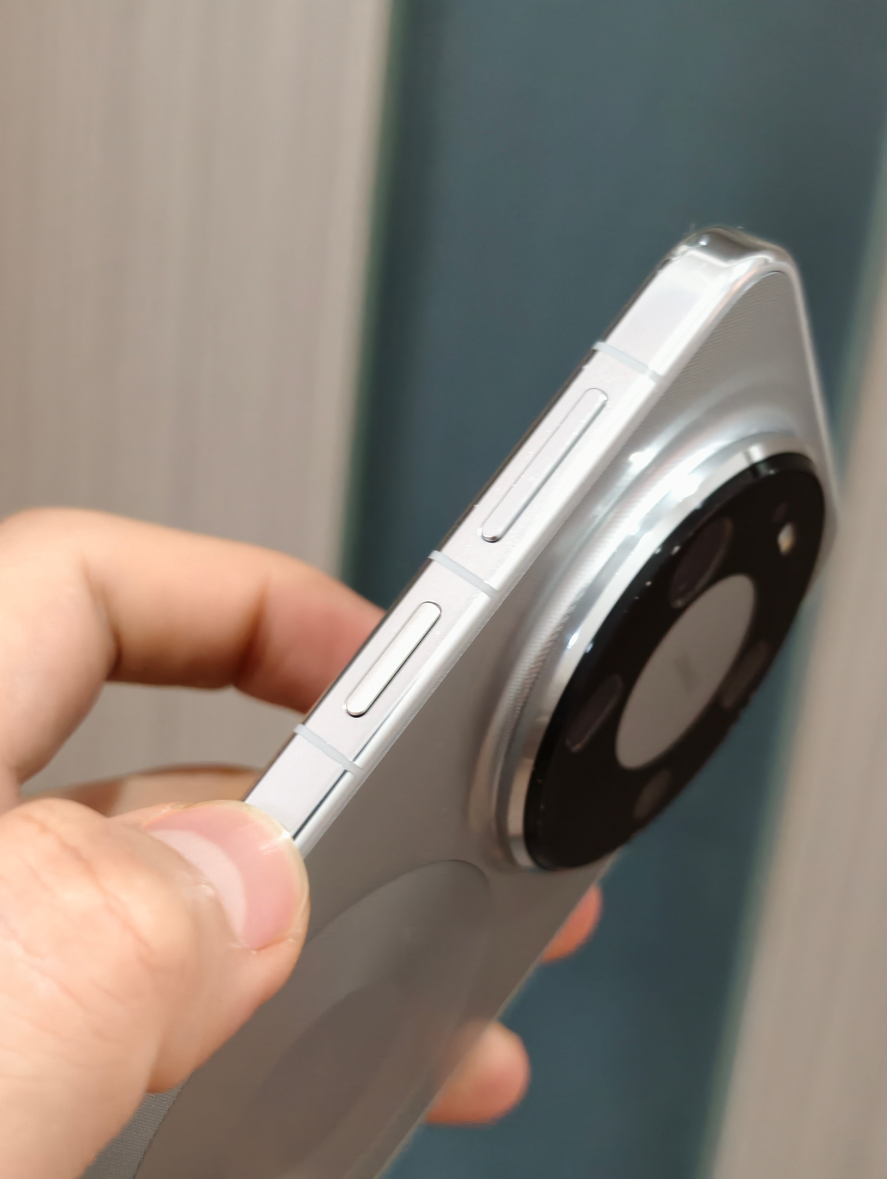 印象中从Mate 40系列开始，Mate的圆形Deco就没有大改过，每次都是在大