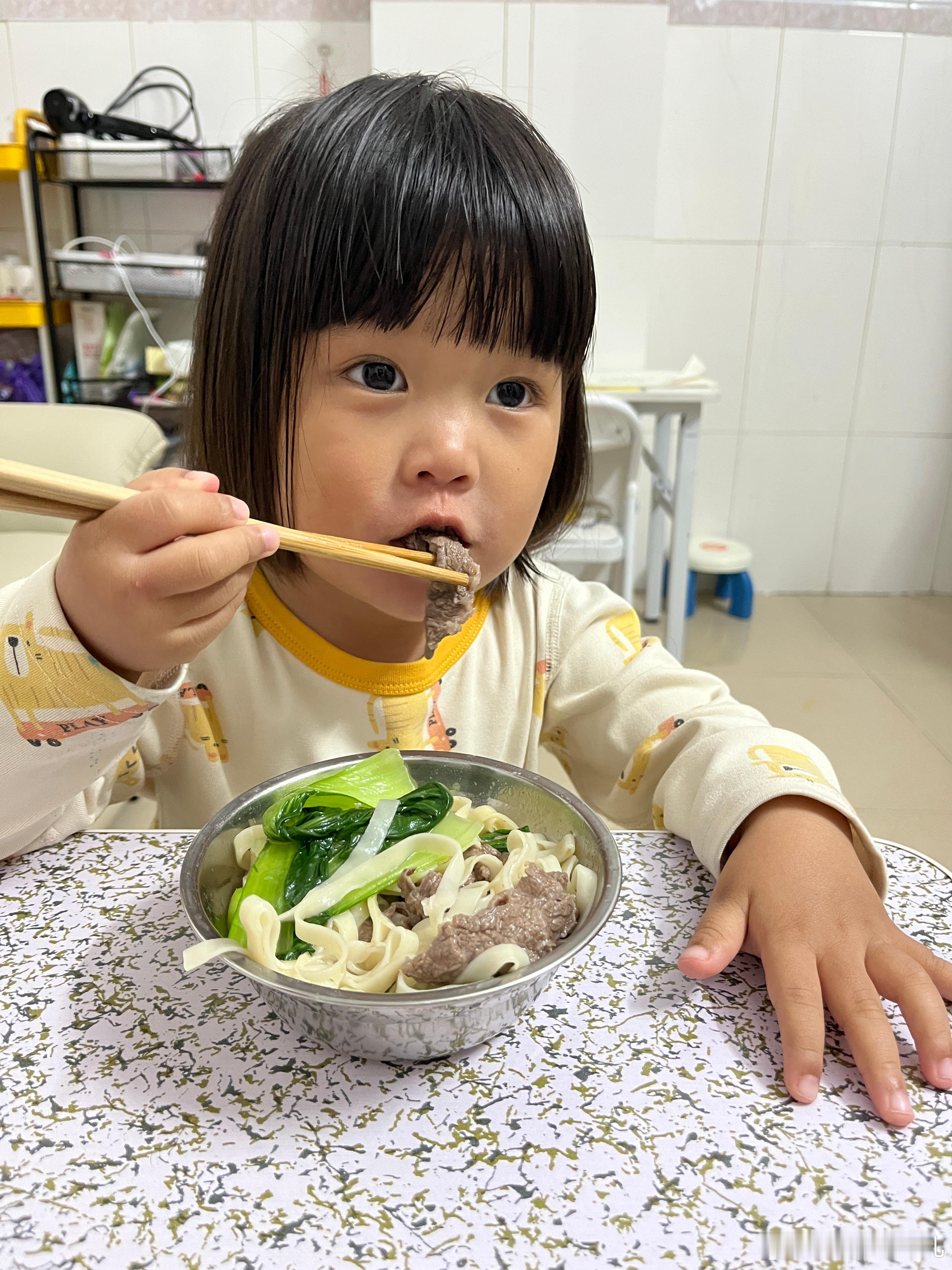 今晚很棒，自己把这碗面吃完，然后我去拖地，洗衣服，给她洗好澡了。前两天吃火锅的剩