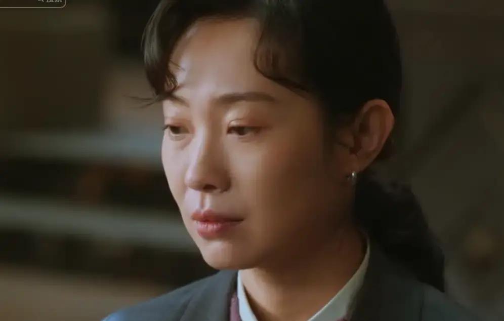 别怪观众翻脸，是你们先撕碎了剧本。
《老舅》里舅妈从发病到挂遗像，只用了十分钟。