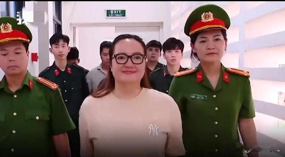 看看这个网红，被抓了还满面春风，面带笑容
走在警察前面那气势，还以为是某位女高官