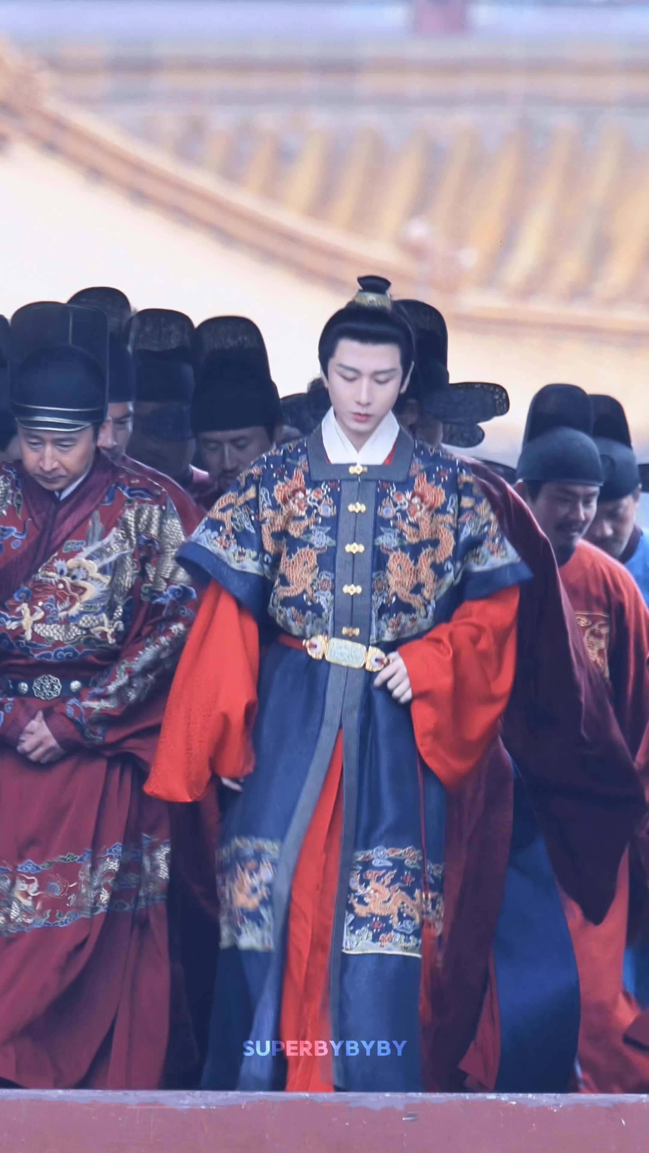 成毅两京十五日杀青大吉，又帅又萌的太子