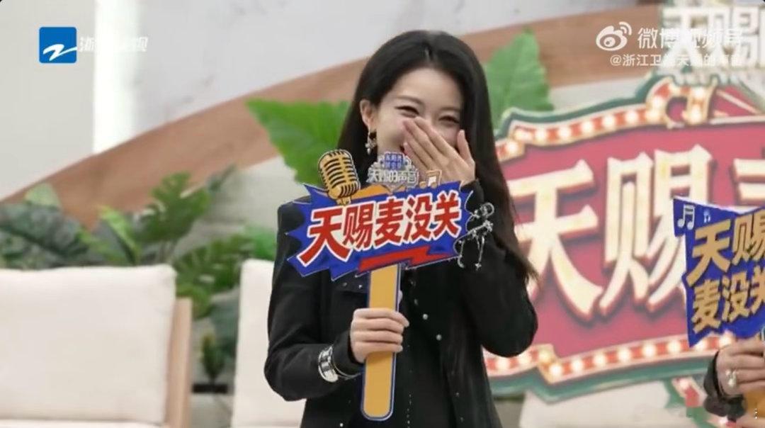 喻言周笔畅夹子音夹不住了天赐麦没关直播解锁全新名场面，喻言搭配周笔畅念口播，夹子