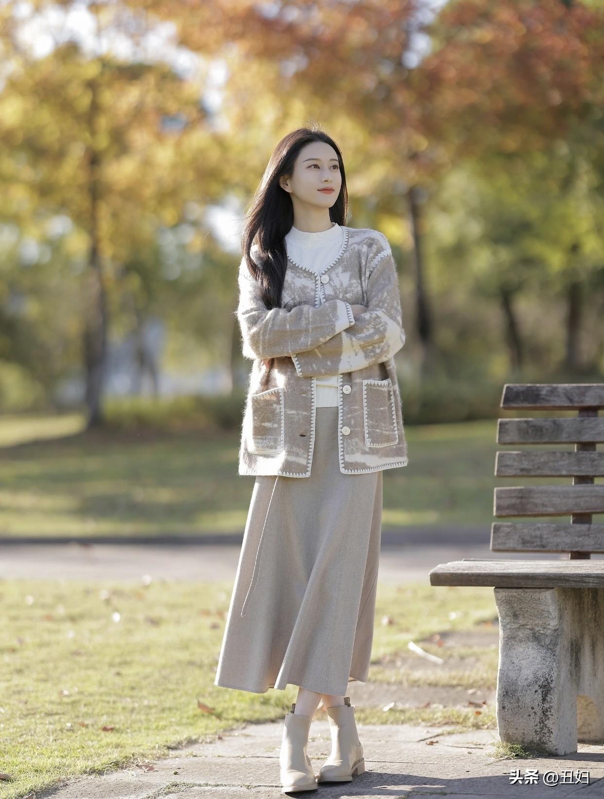 ＃每日穿搭秋日暖阳下，温柔女子轻抚围巾，静享时光。