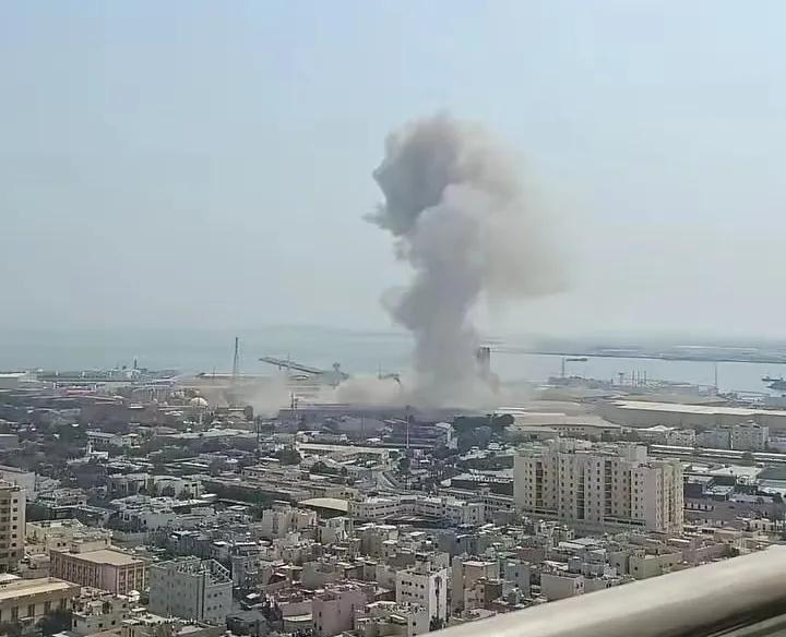 昨天黄金和石油的异动就说明了中东不会太平

伊朗出手轰炸美军第五舰队总部，浓烟滚