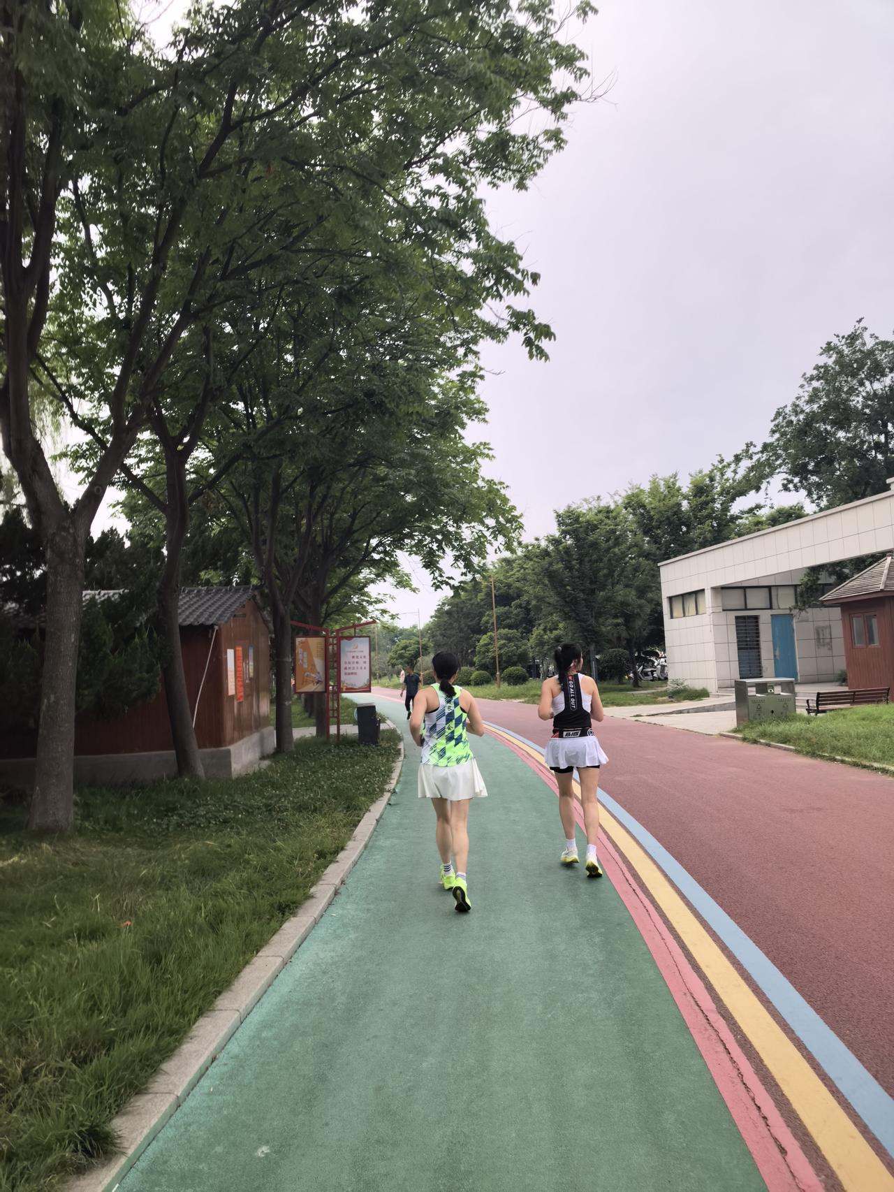晨跑，携一缕清风，追赶夏天的脚步。

跟在清凉夏装美女身后，感觉不会那么累。
