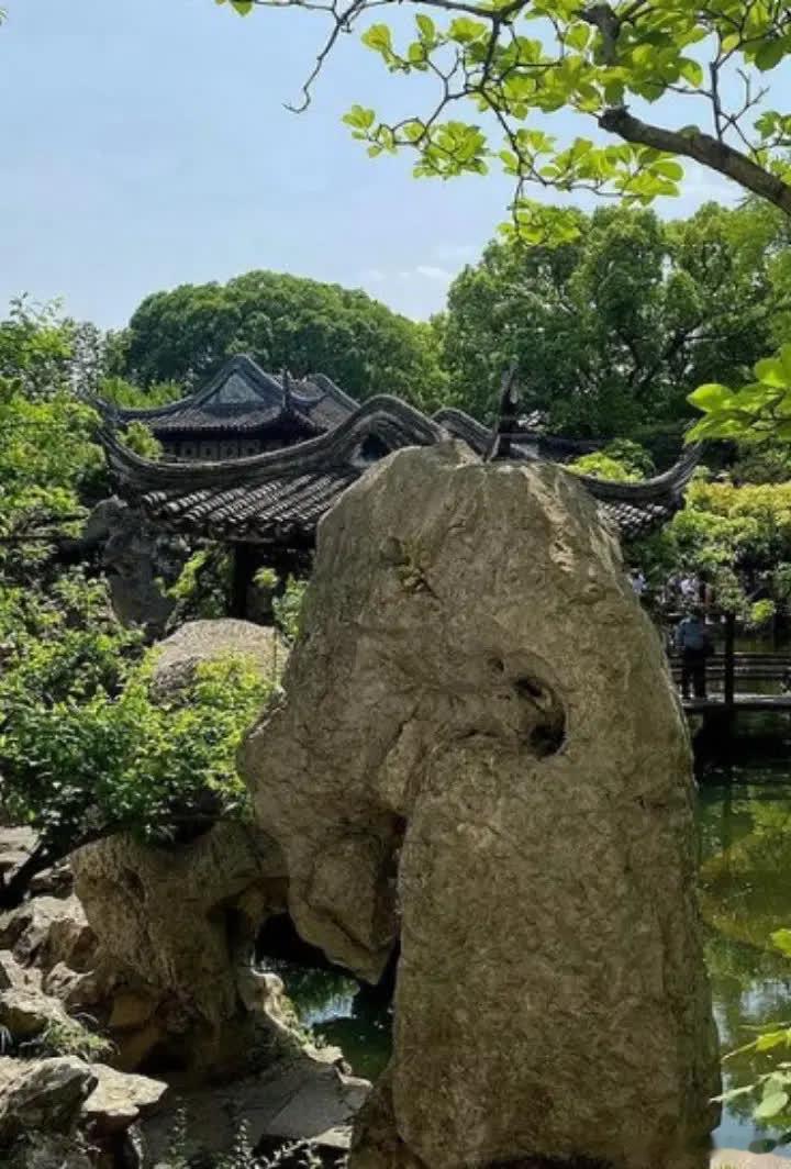 19岁高圆圆被导演滕华涛骗走了初恋后，恋爱脑的她又主动投向隐瞒婚姻张亚东的怀抱，