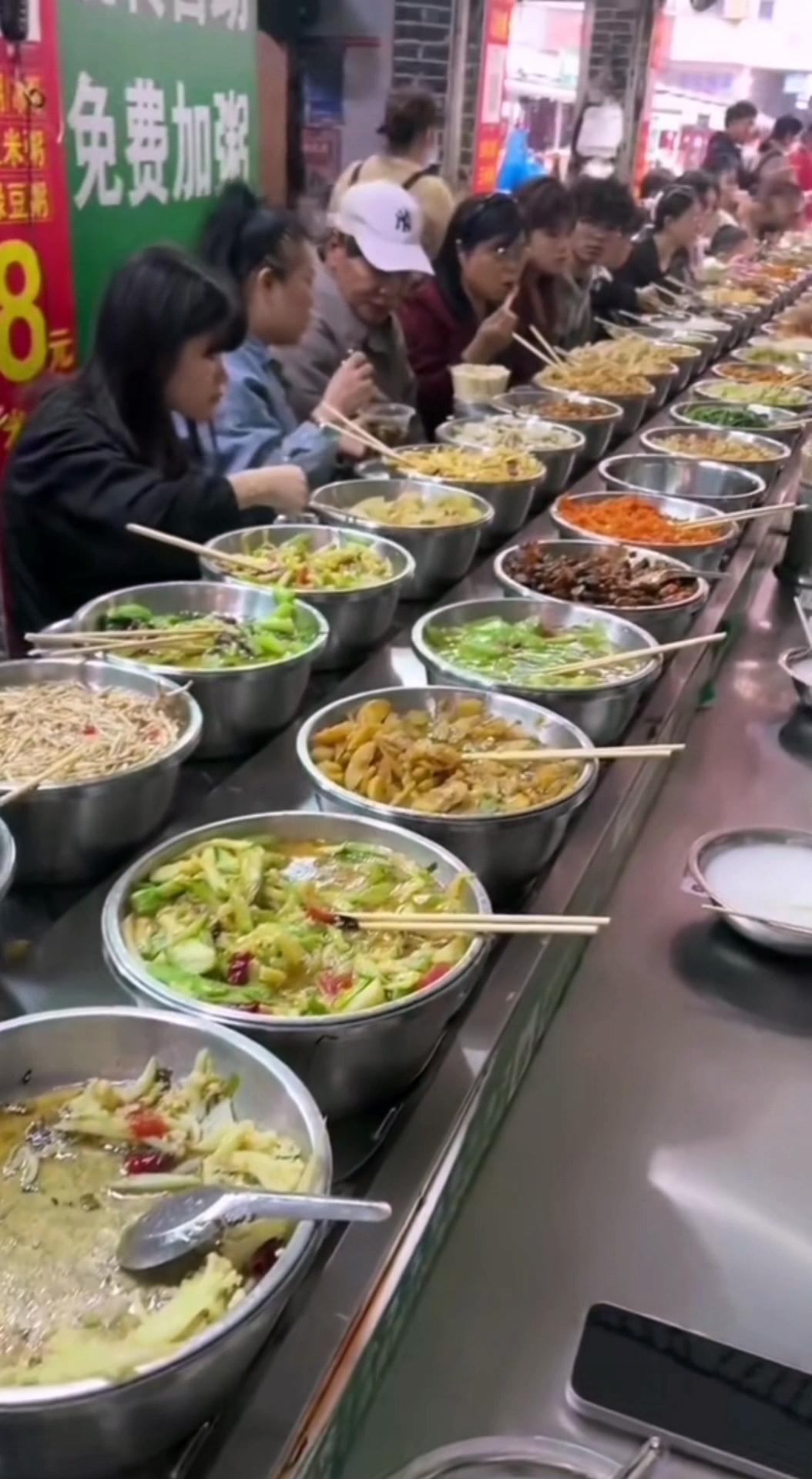 传送带打造的“平民满汉全席”，令食客们沉醉其中
近日，我刷到一个视频。画面里，长