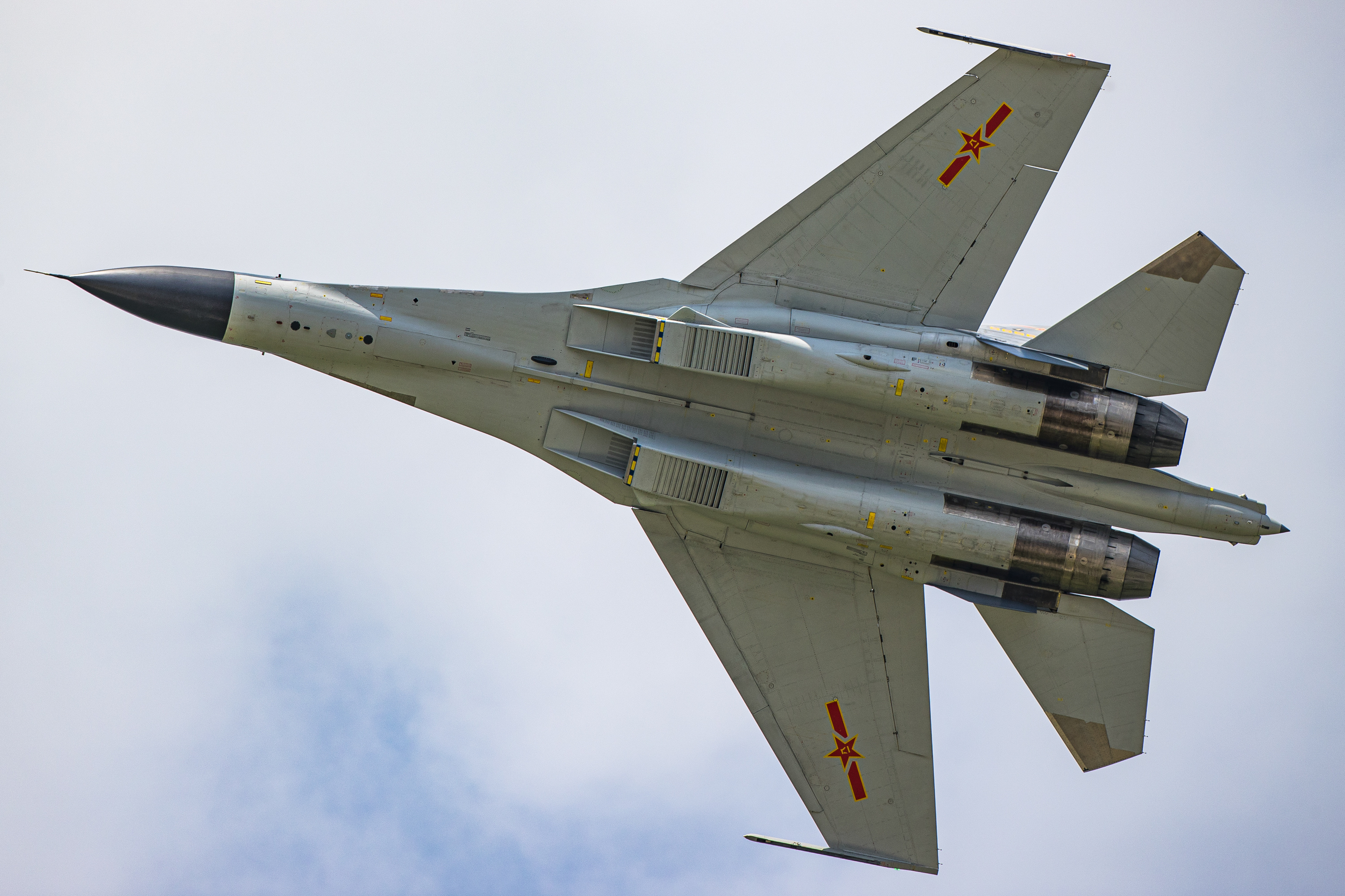 #航空新视野[超话]#  歼-11BS战斗机是国产传统第三代重型战斗机，歼-10