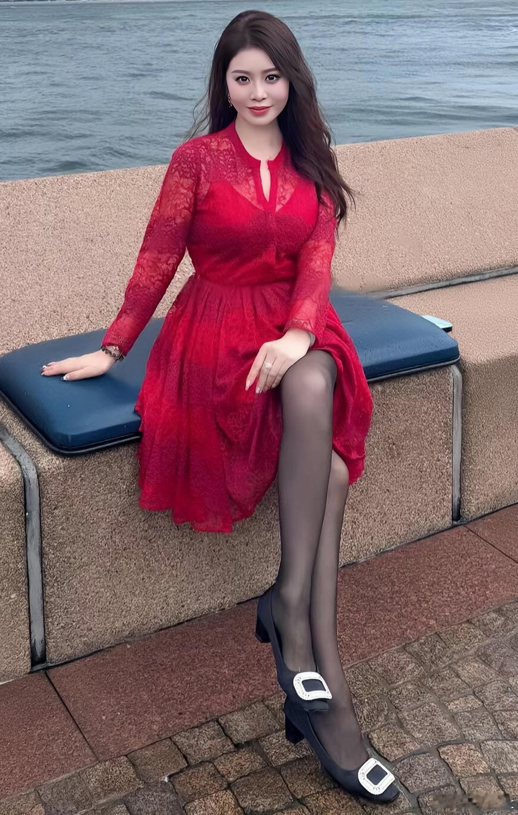 红裙黑丝丈母娘 ​​​