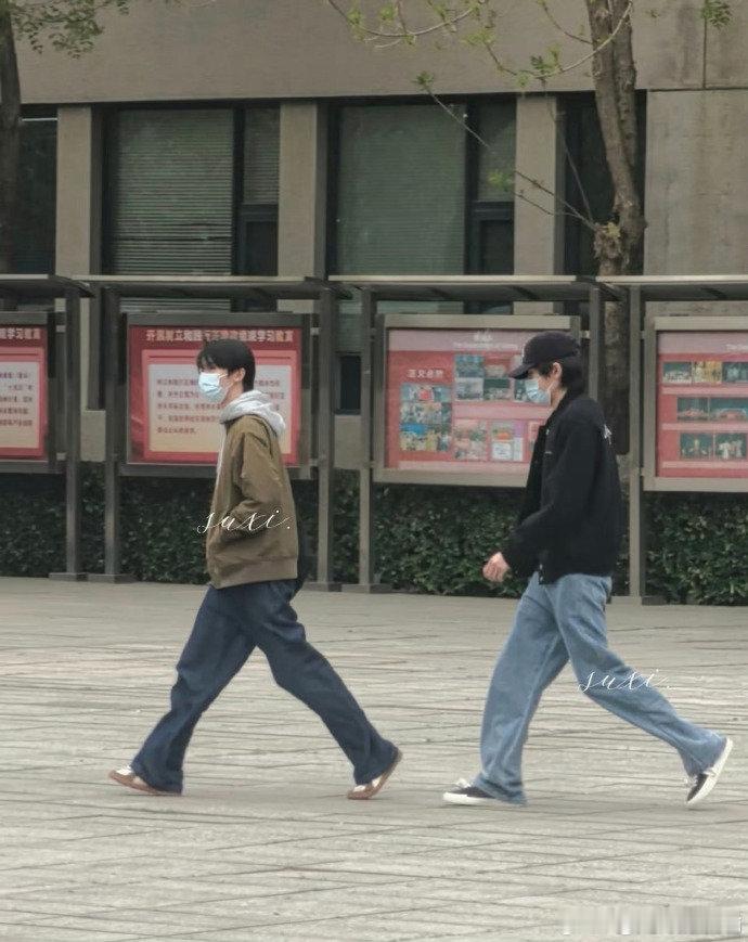 马嘉祺宋亚轩一起回学校偶遇马嘉祺宋亚轩回学校 偶遇马嘉祺宋亚轩回学校，去上课啦 