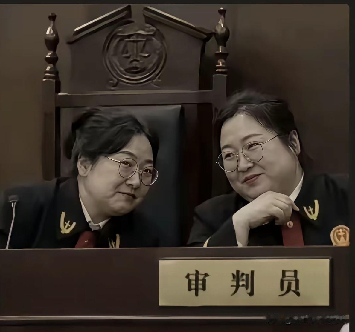 为什么说坏菜了呢，你看着两位：天庭饱满，地阁方圆，一看就是秉公执法之辈，交给她们