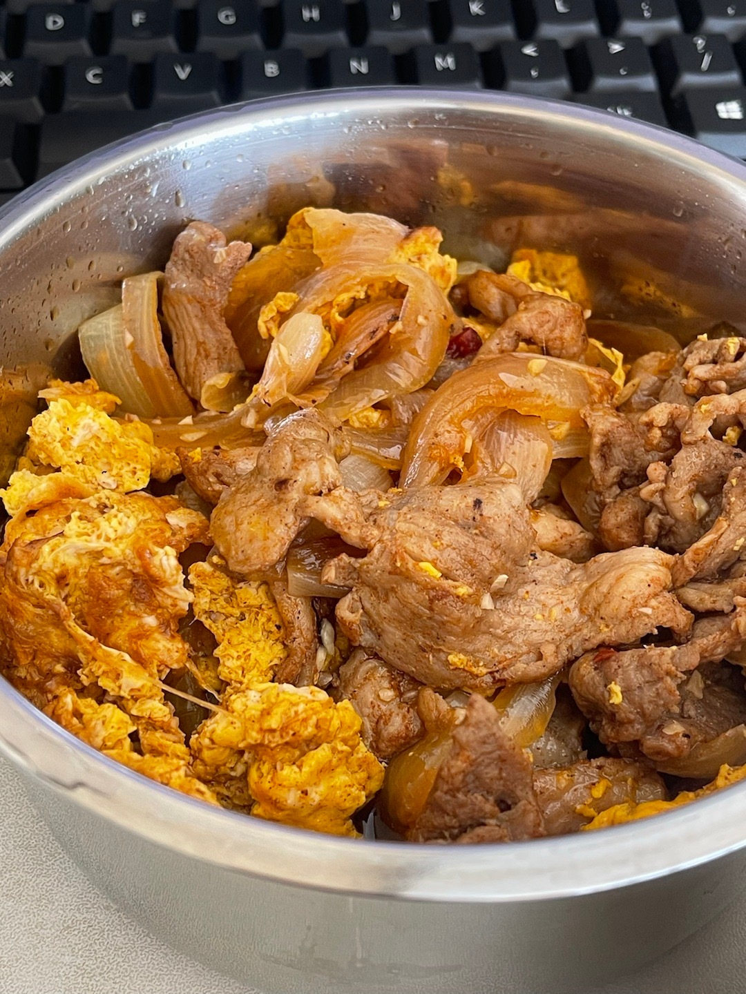 我做出饭馆味的洋葱炒蛋[good][good][good]加了点火锅底料，吃起来