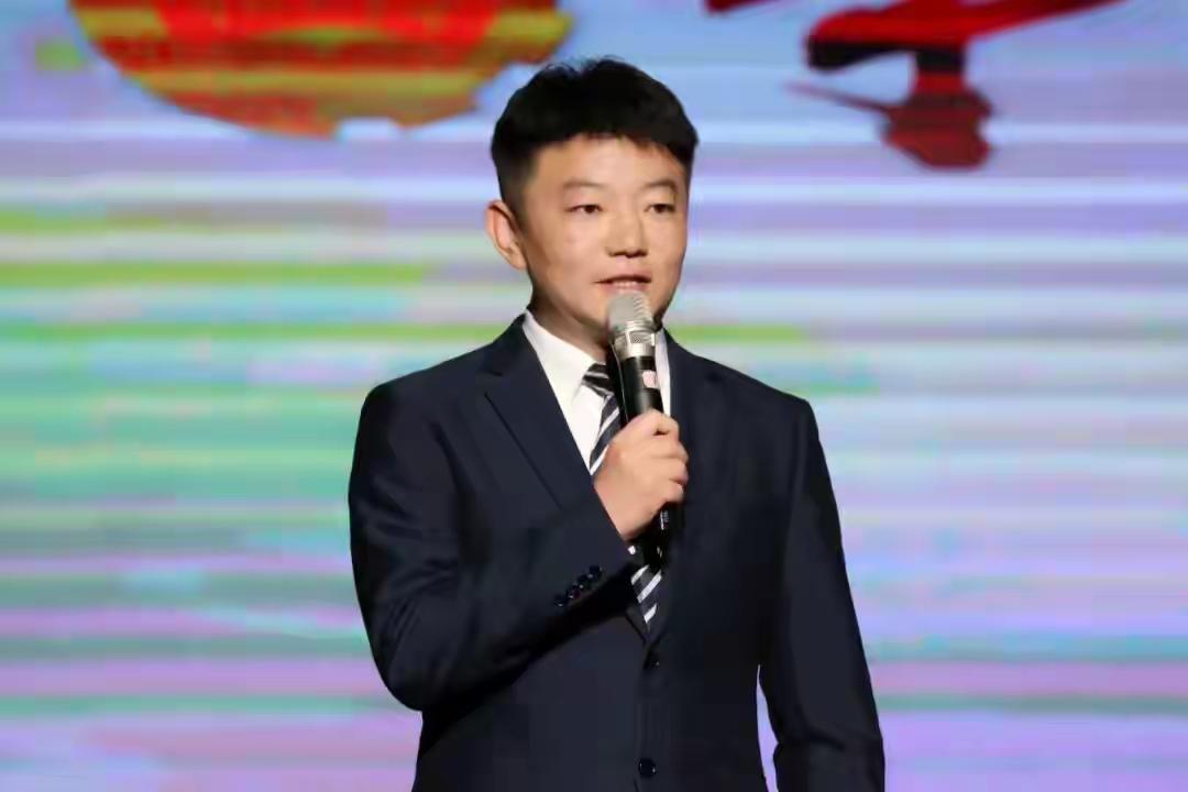 陈嘉伟开会时突然晕倒，不幸离世，年仅36岁，留下3个孩子

今年2月，多篇追忆甘