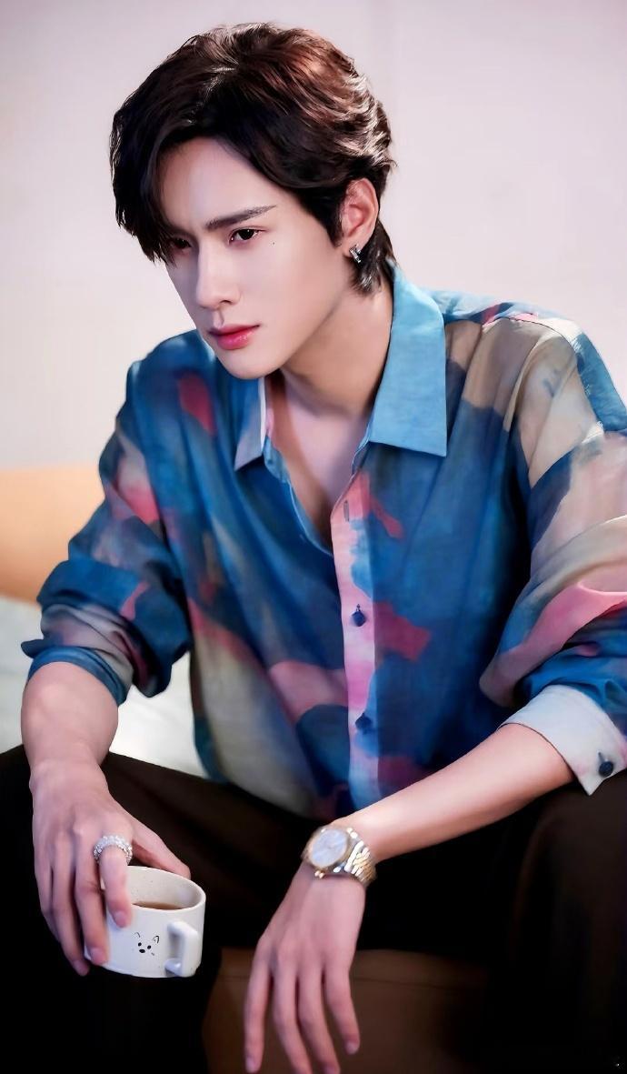 年度迷惑名场面！展轩什么时候混进顶流女星里的 杨幂、金晨等 7 位顶流女星同框，