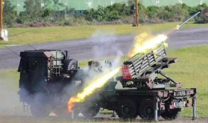 开火了？ 
6月10日，台军首次在西部海岸，朝中国大陆方向射击30枚海马斯火箭弹