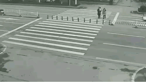 一家三口过斑马线，一辆白色车辆没有停下，也没有减速，横冲直撞的就开过来了。
白色