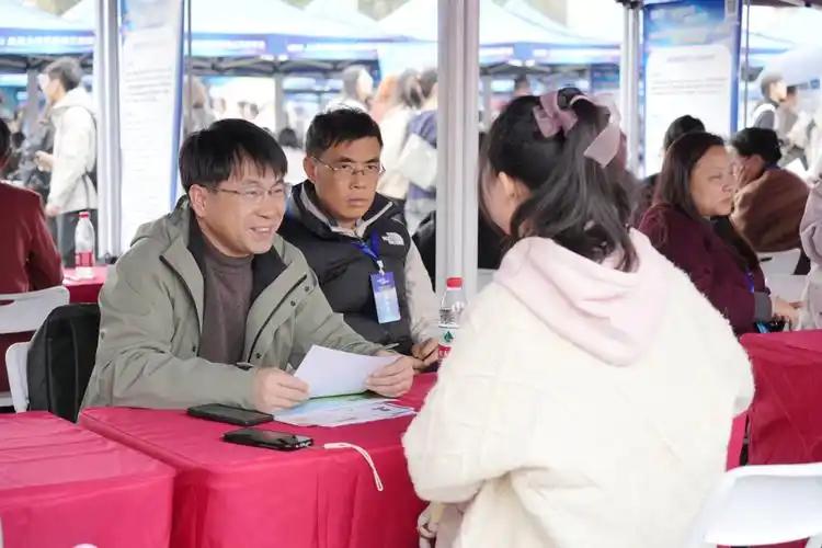 普通人现在想安稳赚钱，只需要守住三个基本盘。很多人说现在没有翻身的机会，其实只是