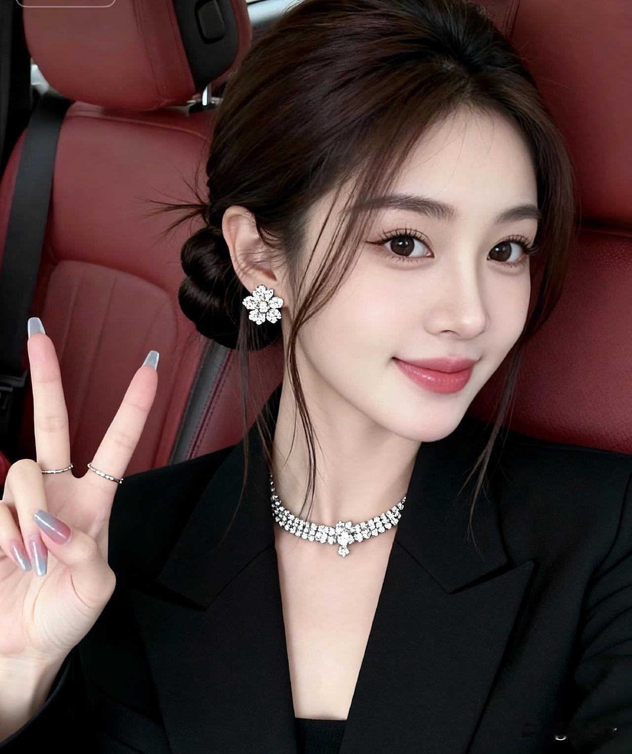 日子的美，藏在皱纹里
别总盯着远方的山，
晨跑时草叶上的露珠，
公交窗上陌生人的