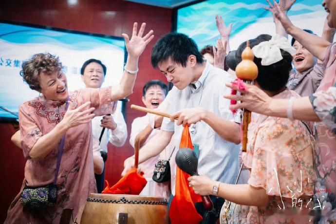 易烊千玺影迷又加二 虎吉糊糊双双成为易烊千玺影迷！被《小小的我》预告片里的背影戏