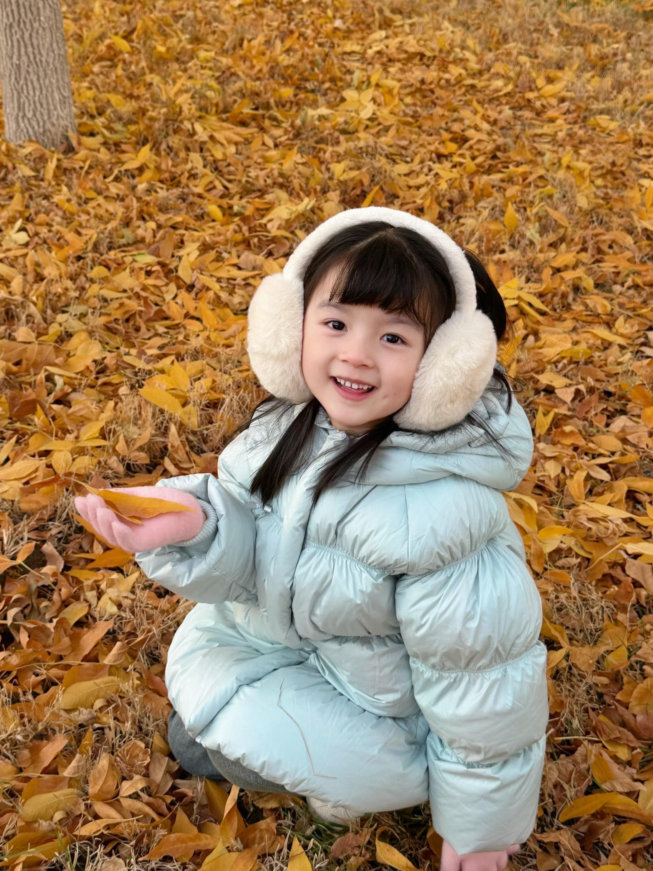 5岁秋天 🍁落叶拍照也太好看了吧～ 🍁🍁🍁  🍂  👧🏻