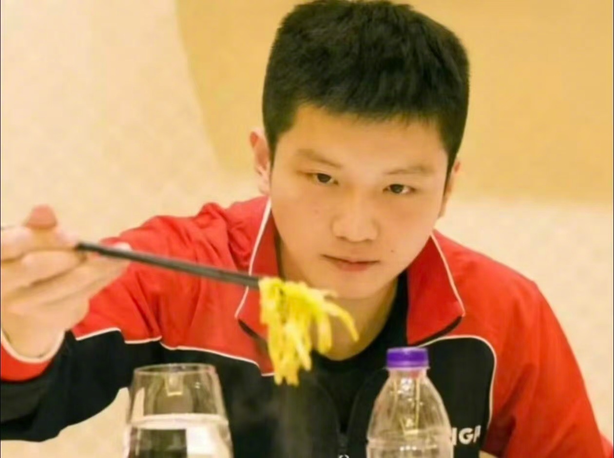 樊振东黎子安一饭2好友重聚 谁的次元壁被击碎了！樊振东是世界冠军，黎子安是专业大
