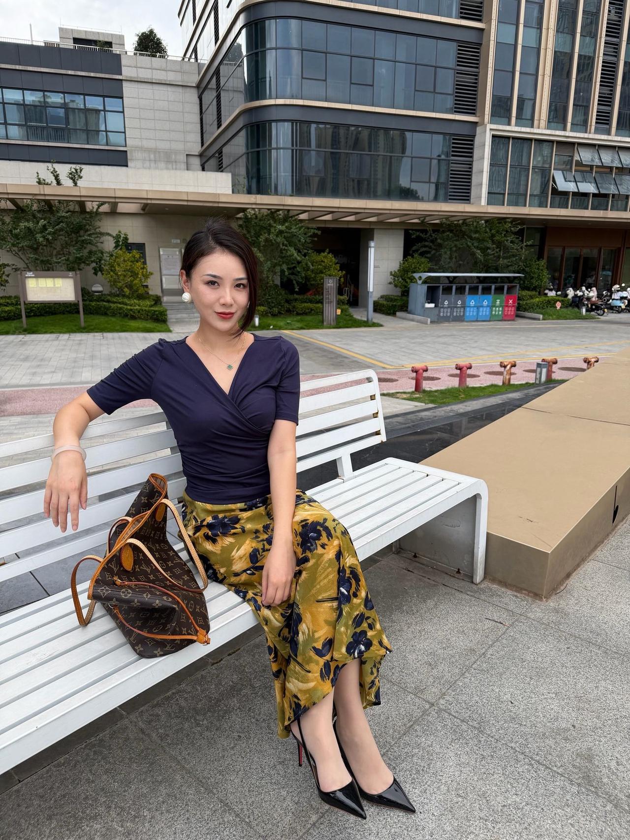 什么样的女人才具有魅力?夏日限定浪漫，藏在摇曳的碎花裙摆之间。一半沉静，一半风情