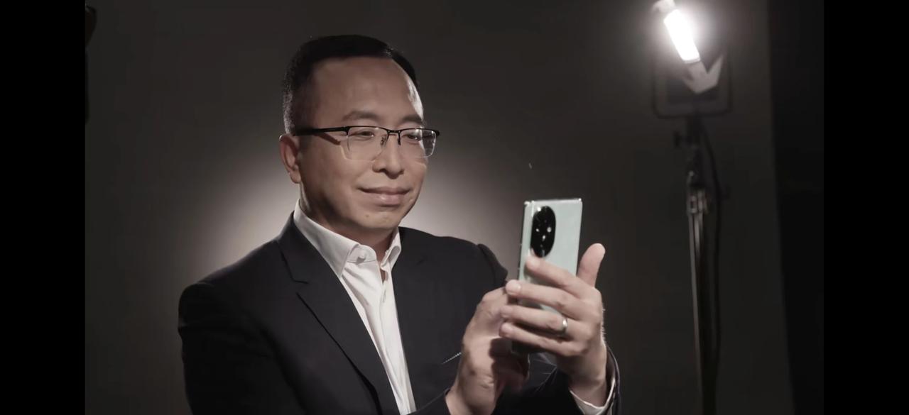 看到明哥这一笑，就知道荣耀200人像写真是有多棒了。